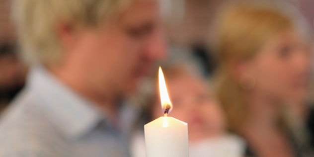 Taufgottesdienst Das Bild zeigt eine Momentaufnahme eines Taufgottesdienstes