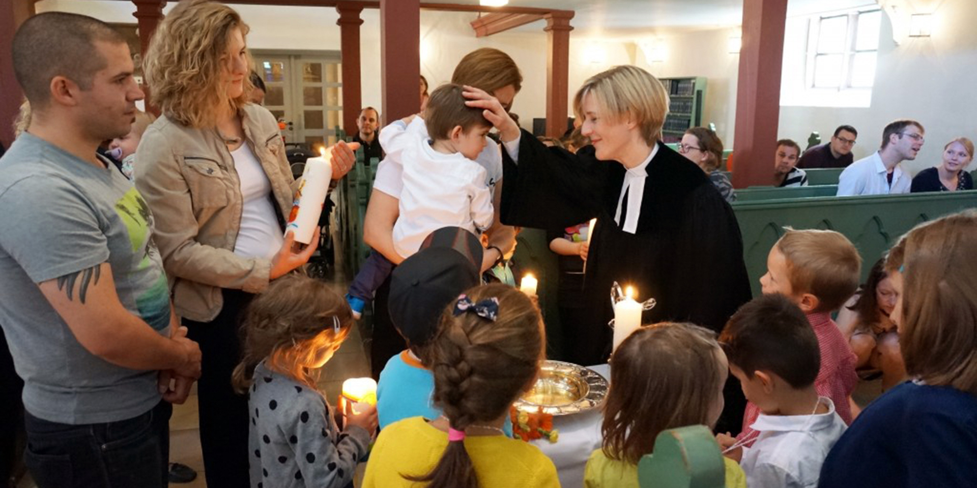 Pfarrerin tauft Kinder bei einem Tauffest in Fürth